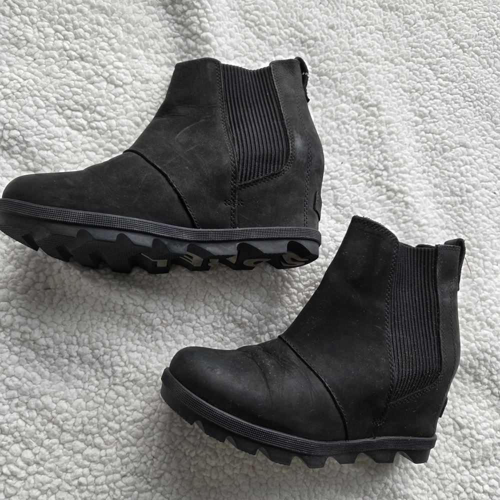 Sorel Joan of Arctic Wedge Chelsea boots. Size 7